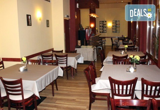 Празнувайте Свети Валентин! Меню Аморе, Капрезе или Трифон Зарезан на специална цена в Ресторант Сан Мартин! - Снимка 3