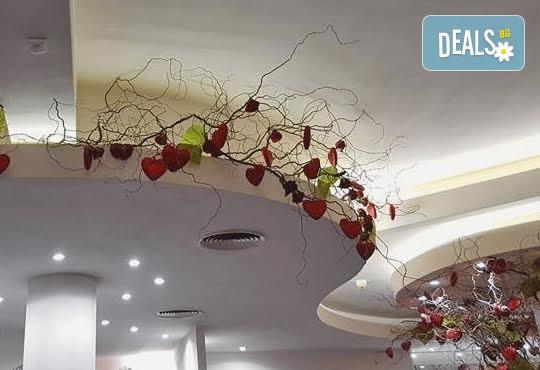 Отпразнувайте Свети Валентин с меню Романтика или Любов, музика на живо, томбола с изненади и много настроение на празника на любовта в ресторант Везна! - Снимка 3