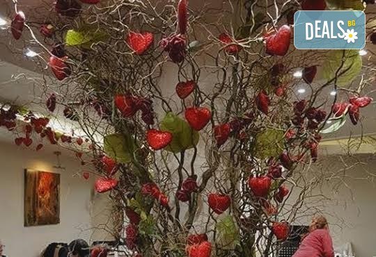 Отпразнувайте Свети Валентин с меню Романтика или Любов, музика на живо, томбола с изненади и много настроение на празника на любовта в ресторант Везна! - Снимка 4