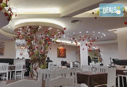 Отпразнувайте Свети Валентин с меню Романтика или Любов, музика на живо, томбола с изненади и много настроение на празника на любовта в ресторант Везна! - Снимка 5
