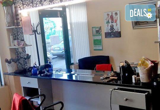 Възстановяваща терапия за изтощенa коса, масажно измиване, фрикция с ампула, маска, подстригване и оформяне със сешоар в студио Чар! - Снимка 5