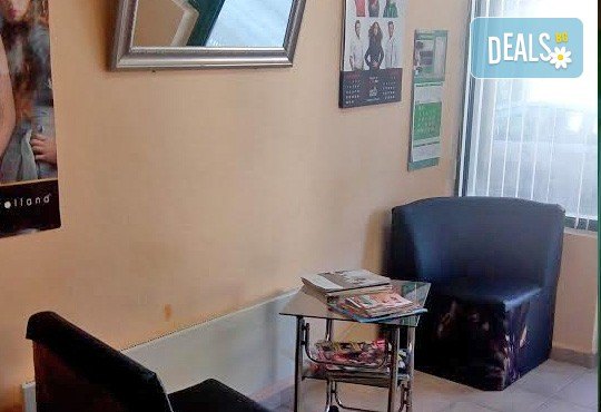 Възстановяваща терапия за изтощенa коса, масажно измиване, фрикция с ампула, маска, подстригване и оформяне със сешоар в студио Чар! - Снимка 6