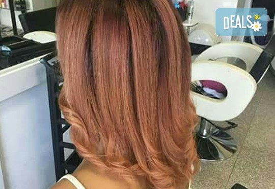 Пленявайте с поглед! Поставяне на 3D мигли в салон Nails Club до Бизнес парк Младост! - Снимка 3