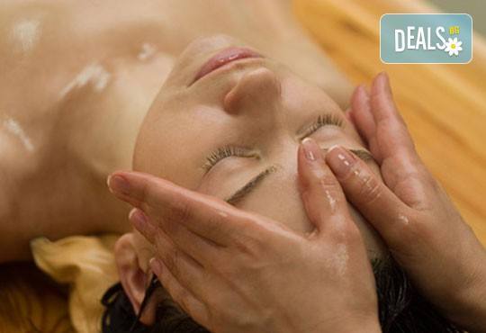 Пълен релакс! Дълбоко релаксиращ болкоуспокояващ масаж на цяло тяло с топли билкови масла и подарък: масаж на скалп в луксозния Senses Massage & Recreation - Снимка 1