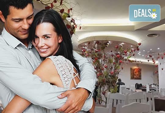 За празника на любимата! Изискано меню за 8-ми март в два стила: РОМАНС или ЕКЗОТИКА в съчетание с музикална програма с Бойка Дангова, Дуо Наслада, DJ, томбола и много емоции на празнична цена от ресторант Везна! - Снимка 5