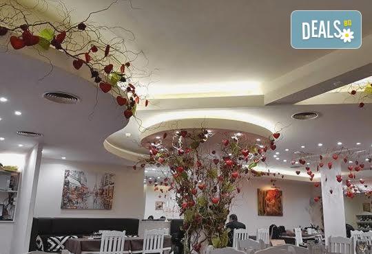 За празника на любимата! Изискано меню за 8-ми март в два стила: РОМАНС или ЕКЗОТИКА в съчетание с музикална програма с Бойка Дангова, Дуо Наслада, DJ, томбола и много емоции на празнична цена от ресторант Везна! - Снимка 2