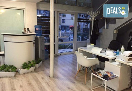 Подстригване с техника чрез увиване без скъсяване на дължината на косата, масажно измиване, маска и прическа в Studio One - Снимка 8