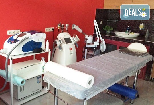 Класическо почистване на лице в 8 стъпки или в комбинация с дълбоко хидратираща терапия и ампула според типа кожа във Florance Beauty Studio - Снимка 6