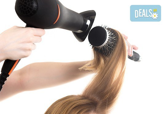 Измиване с професионални продукти LOREAL, KEAUNE или LISAP, според типа коса, оформяне на прическа със сешоар или преса и стилизиране в Beauty Studio Flash G! - Снимка 2