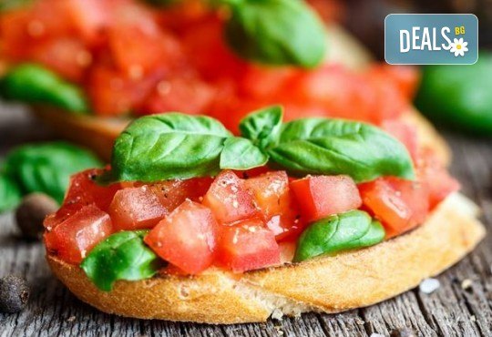 Луксозен микс за ценителите на изтънчения вкус! 96 броя апетитни брускети с разнообразни вкусове, завършени с моцарела, красиво аранжирани в 4 плата от Густос Кетъринг! - Снимка 1