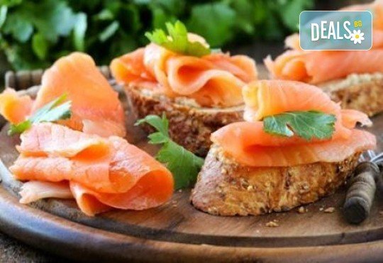 Луксозен микс за ценителите на изтънчения вкус! 96 броя апетитни брускети с разнообразни вкусове, завършени с моцарела, красиво аранжирани в 4 плата от Густос Кетъринг! - Снимка 2