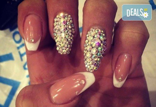 Класически или френски маникюр с гел лак - термо, омбре преливки или мат-гланц, 2 рисувани декорации и сваляне на стар гел лак от Luxury Wellness & SPA - Снимка 4