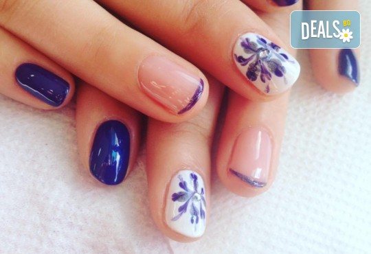 Красиви ръце със здрав и дълготраен маникюр с гел лак, 4 ръчно рисувани декорации и парафинова терапия в студио за красота L Style! - Снимка 5