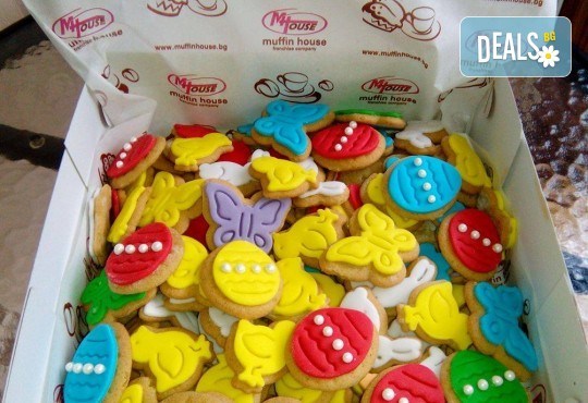 За Великден! 100 броя ръчно декорирани великденски бисквити от сладкарите на Muffin House! - Снимка 1