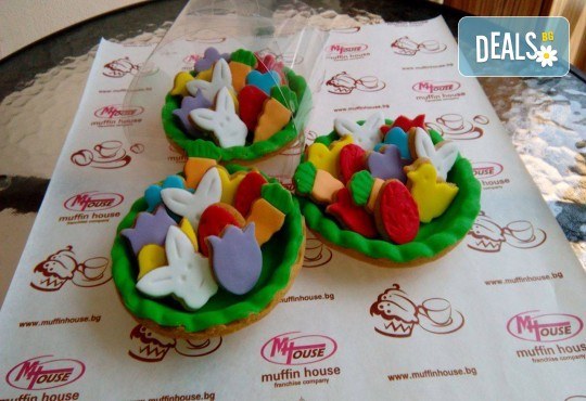 Перфектният подарък за Великден! 3 големи тарталети с шарени великденски бисквити от майстор-сладкарите на Muffin House! - Снимка 2