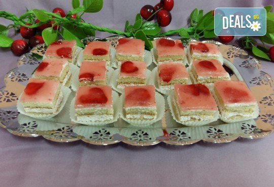 Вкусни моменти за вашето парти с 45 броя сладки петифури - малки тортички от сладкарница Черешка - Снимка 1