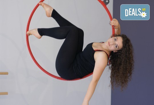 Опитайте нещо ново и нетрадиционно! 2 посещения по ваш избор: пол денс, екзотик пол денс или въздушна акробатика (обръч и воали) в Pole Dance Bulgaria! - Снимка 4