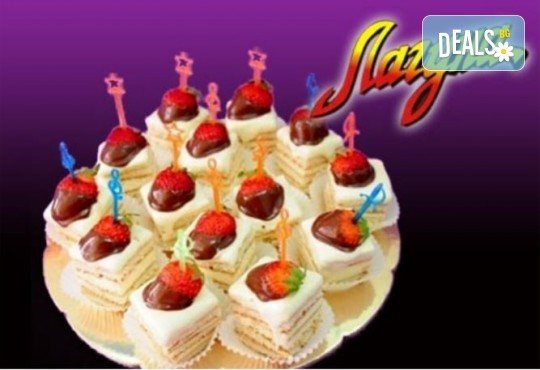 Виенски салон Лагуна Ви предлага 15 броя вкусни петифури с вкус по Ваш избор - баварски или шоколадов крем! - Снимка 2