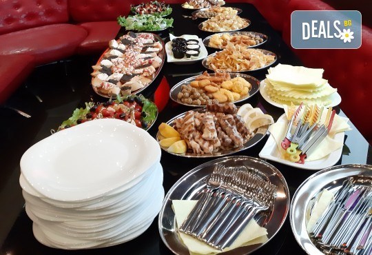 Виенски салон Лагуна Ви предлага 15 броя вкусни петифури с вкус по Ваш избор - баварски или шоколадов крем! - Снимка 5