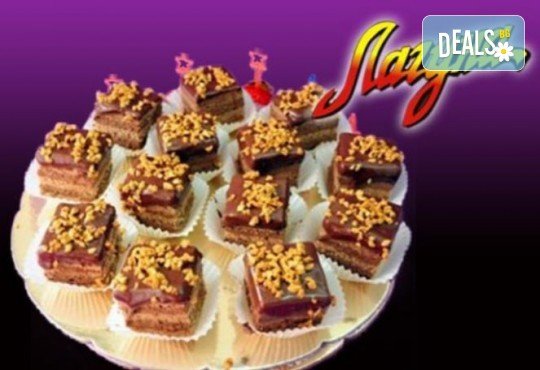 Виенски салон Лагуна Ви предлага 15 броя вкусни петифури с вкус по Ваш избор - баварски или шоколадов крем! - Снимка 1