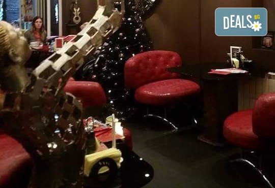 Уникална шоколадова наслада с торта Линд с възможност за доставка от Виенски салон Лагуна! Предплатете сега 1лв! - Снимка 5