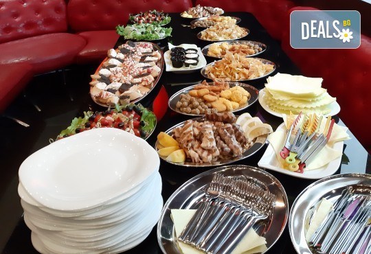 Уникална шоколадова наслада с торта Линд с възможност за доставка от Виенски салон Лагуна! Предплатете сега 1лв! - Снимка 6