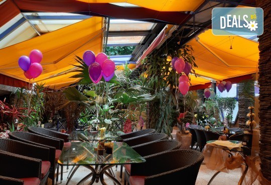 Еклерова торта по избор: с малини, смокини, ягоди или къпини от Виенски салон Лагуна! Предплатете сега 1лв. - Снимка 9