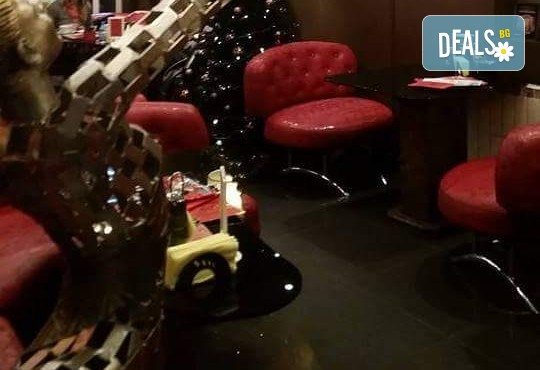 Еклерова торта по избор: с малини, смокини, ягоди или къпини от Виенски салон Лагуна! Предплатете сега 1лв. - Снимка 12