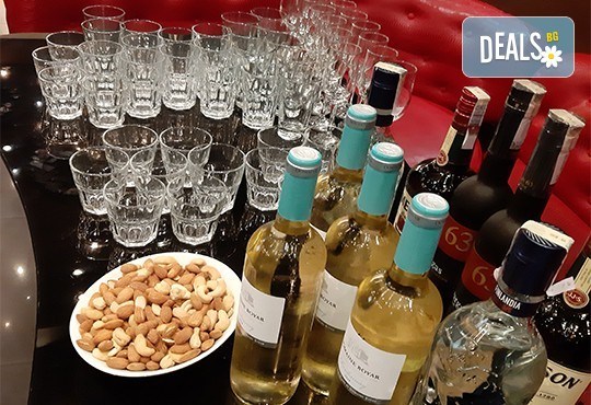 Еклерова торта по избор: с малини, смокини, ягоди или къпини от Виенски салон Лагуна! Предплатете сега 1лв. - Снимка 6