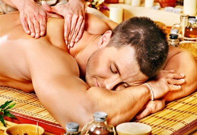 Подарете с любов! Подаръчен ваучер Спа ден за Него: 100 минути дълбокотъканен масаж, тай масаж, зонотерапия и релаксиращ масаж на скалп в Спа център Senses Massage & Recreation!