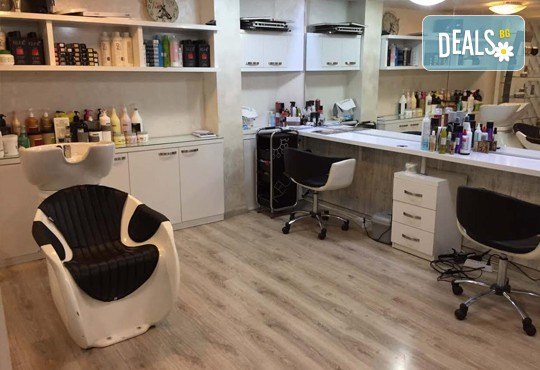 Едноцветни или двуцветни кичури, подстригване на връхчета, масажно измиване, терапия, нанасяне на маска и оформяне на прическа със сешоар в Studio One - Снимка 3