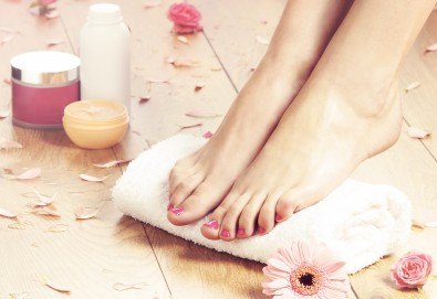 Завършете стила си със страхотен педикюр с гел лак Bluesky или Gelish в салон за красота Vintage Dolls