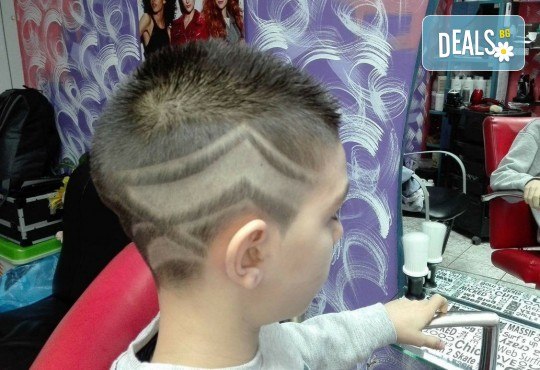 Професионално детско подстригване и рисуване с машинка във фризьорско студио Анатоли Вълев - Снимка 3
