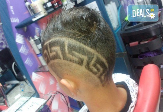 Професионално детско подстригване и рисуване с машинка във фризьорско студио Анатоли Вълев - Снимка 2