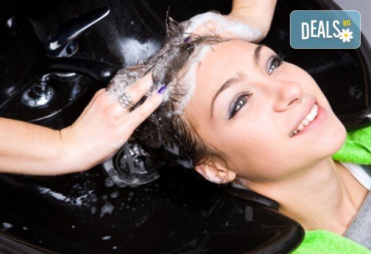 Подхранваща терапия за коса, масажно измиване и оформяне на прическа във фризьорско студио Анатоли Вълев - Снимка 2