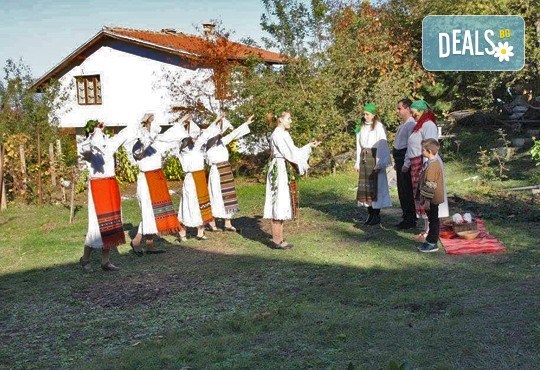 Раздвижете се в ритъма на българското хоро! 2 или 4 посещения на занимания по народни танци в клуб Вишана! - Снимка 4