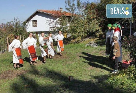 Раздвижете се в ритъма на българското хоро! 2 или 4 посещения на занимания по народни танци в клуб Вишана! - Снимка 1
