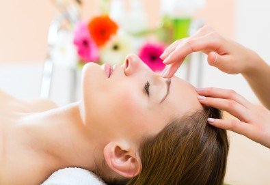 Едночасов релаксиращ масаж на цяло тяло с ароматни масла, рефлексотерапия на стъпалата, японски масаж на лице и хидратираща маска от Лаура стайл!