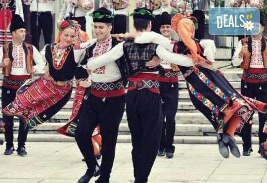 В ритъма на българския танц! 8 посещения за начинаещи в клуб по народни танци Фолклор БГ в Пловдив - Снимка 1
