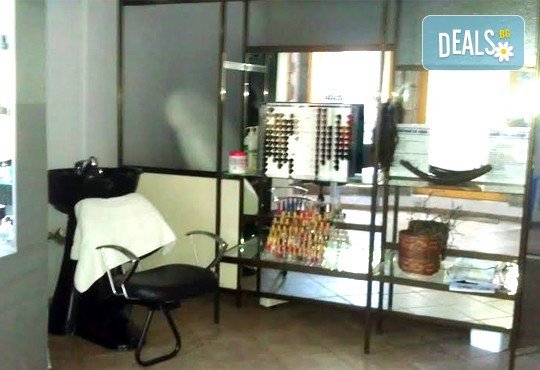 Разхождайте се с перфектен педикюр с гел лак Bluesky и две декораци от салон за красота Addicted To Style, Варна! - Снимка 5