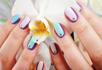 Внесете цветни нотки с дълготраен маникюр с гел лак на SNB и 4 декорации в салон Bellissima Donna