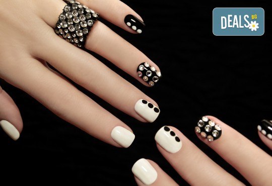 Внесете цветни нотки с дълготраен маникюр с гел лак на SNB и 4 декорации в салон Bellissima Donna - Снимка 2