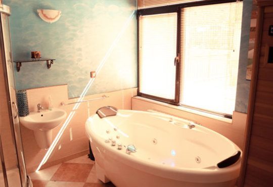 Удоволствие и здраве за двама! Тангенторна вана със шуслерови соли и ароматерапия за двама в Холистик СПА! - Снимка 5