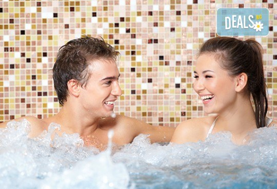 Удоволствие и здраве за двама! Тангенторна вана със шуслерови соли и ароматерапия за двама в Холистик СПА! - Снимка 1
