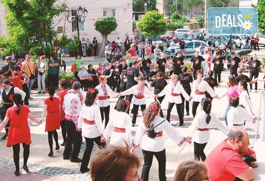 Танцувайте български хора, ръченици! ОСЕМ урока във Фолклорен клуб BODY FOLK в Зала Чехов в жк Изток - Снимка 1