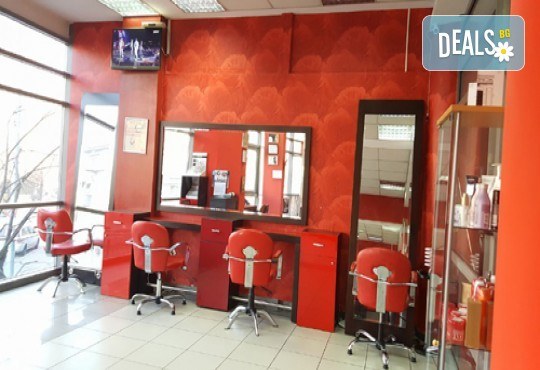 Стил и блясък с маникюр с гел лак, 2 декорации + бонус: сваляне на стар гел лак в студио за красота Fabio Salsa - Снимка 4