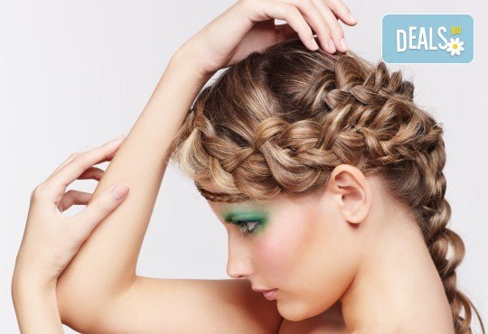 Блястяща за празника с официална прическа плюс фрикция с възстановяваща маска в студио за красота Fabio Salsa - Снимка 2