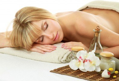 Релаксиращ масаж на гръб с топли вулканични камъни, Hot Stone терапия и етерични масла бадем или лайка в Спа център Senses Massage & Recreation!