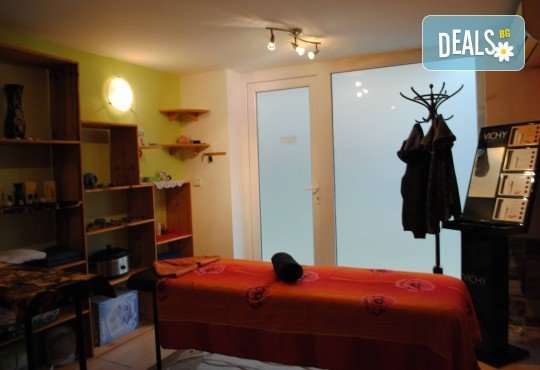 Релакс и здраве! Цялостен 60-минутен масаж с ароматни и билкови етерични масла от жасмин, алое, макадамия и лавандула в новото студио Massage and therapy Freerun! - Снимка 4