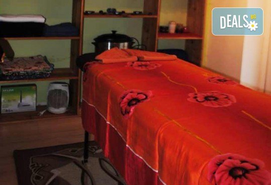 Релакс и здраве! Цялостен 60-минутен масаж с ароматни и билкови етерични масла от жасмин, алое, макадамия и лавандула в новото студио Massage and therapy Freerun! - Снимка 3